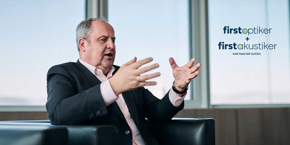 FirstAkustiker und FirstOptiker bieten Zusammenhalt auf Augenhöhe – Interview mit Josef Pröll