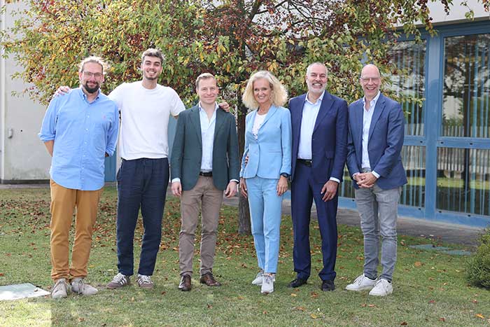 Personen von links nach rechts: Oliver Feige (CTO EVEX Group), Andrea Bovo (Head of Innovation Bludata), Jens Reichling (CFO EVEX Group), Maria Chiara Visentin (Geschäftsführerin Bludata), Pierantonio Bovo (Geschäftsführer Bludata), Dr. Tom Kirschbaum (CEO EVEX Group)