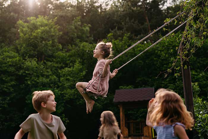 20260405_Play_SI_Kind_auf_Schaukel