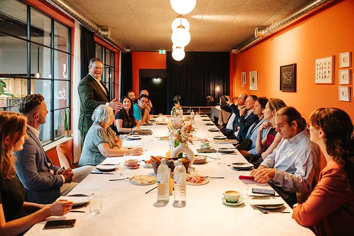 Patrick Döring, Vorstandsvorsitzender bei Wertgarantie, eröffnet den diesjährigen Pressebrunch im &flora in Wien