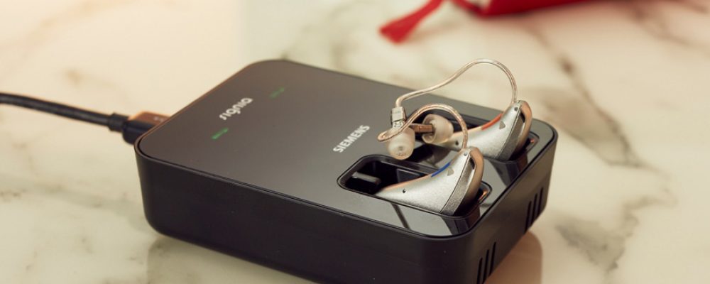 Sivantos präsentiert das erste induktiv aufladbare Hörgerät mit Lithium-Ionen Akku